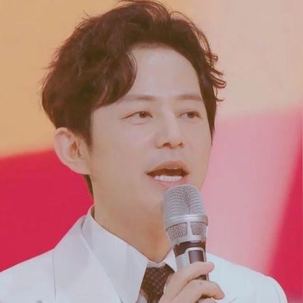 何炅最新照片曝光,魅力依旧风采不减岁月痕迹