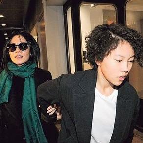 赵薇女儿最新照片曝光，星二代成长瞬间瞩目