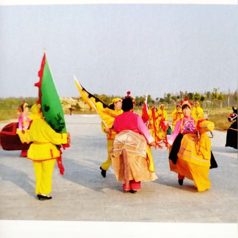 广场舞创新队形闪耀夺冠,魅力舞动荣耀时刻