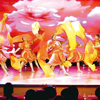 广场舞创新队形闪耀夺冠,魅力舞动荣耀时刻