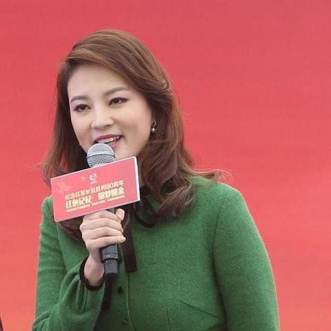 明星机场最新时尚曝光,潮流风向标引领新风尚