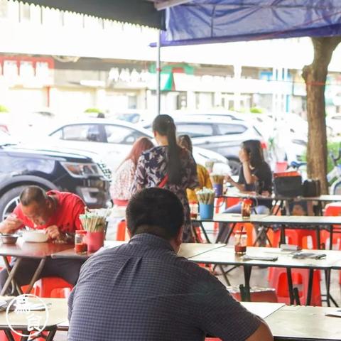 老人公园偷吃图片引发社会关注热议